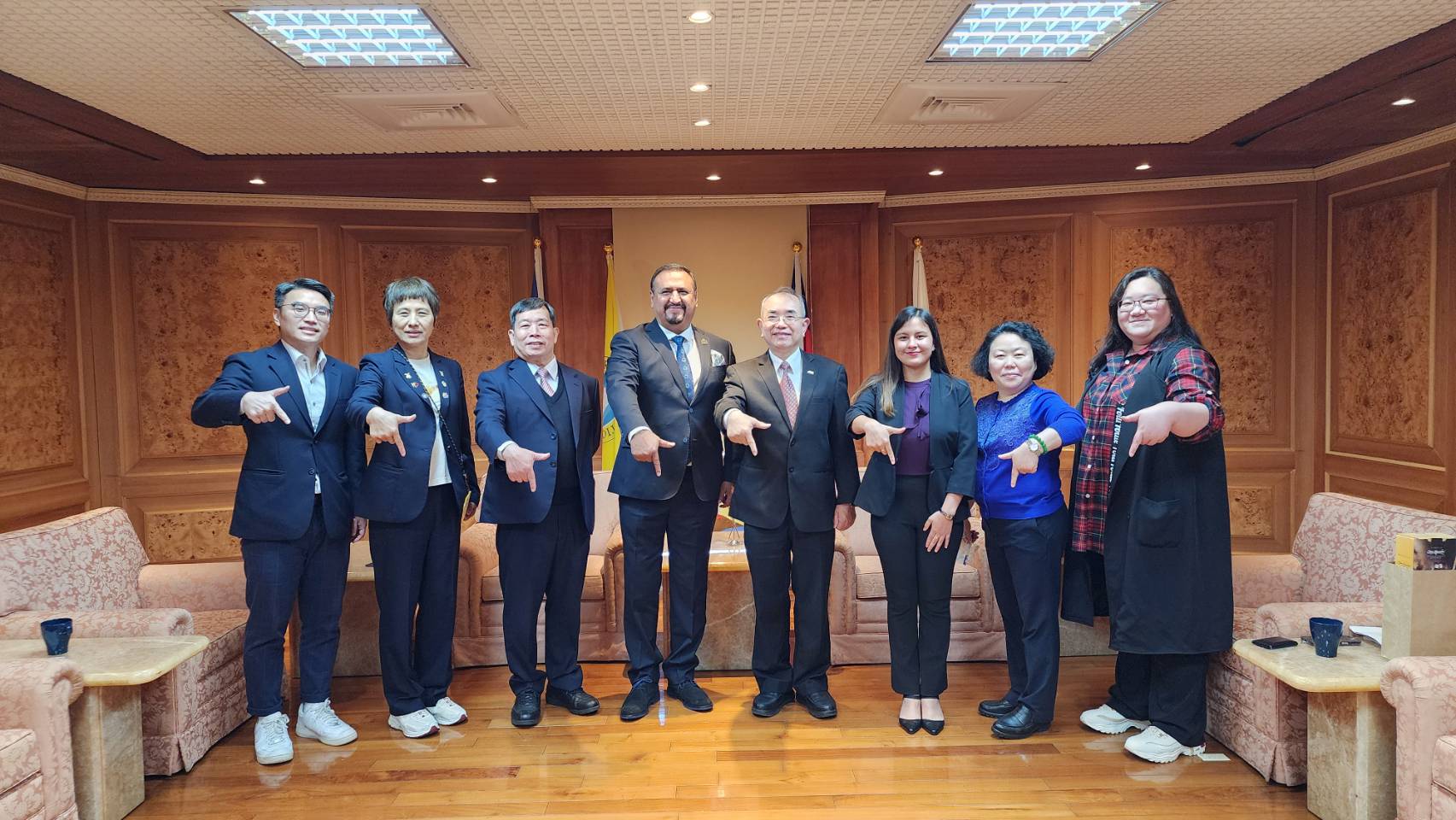 (圖)The president of FEMEDEES (Mexican School Sports Federation), Mr. Jose Martin Sanchez Tenorio (4th from left) visited the SA and was received by Chief Secretary Lu Chung-jen. (4th from right)